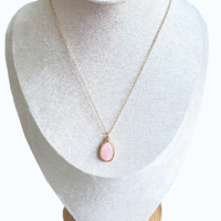 Collier inox ; Quartz Rose – Pendentif Géométrique Doré